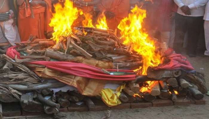 Dead Body Ritual: रात्री मृतदेह का जाळत नाहीत? गरुड पुराण काय सांगते, जाणून घ्या