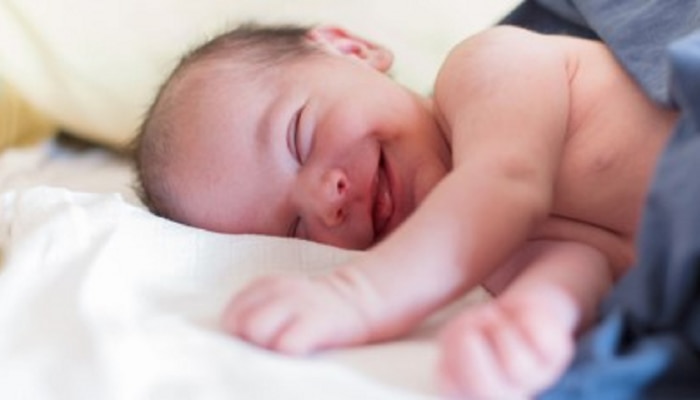 लहान मुलं झोपेत का हसतात? यामागील कारण जाणून वाटेल आश्चर्य