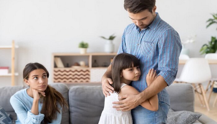 Parenting Mistakes : पालकांनी मुलांसमोर &#039;या&#039; गोष्टी कधीही करू नये, नाहीतर होतील वाईट परिणाम