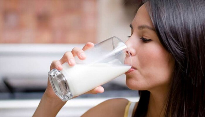 कच्चं दूध पिणं शरीरासाठी चांगलं की वाईट? जाणून घ्या यामागचं सत्य