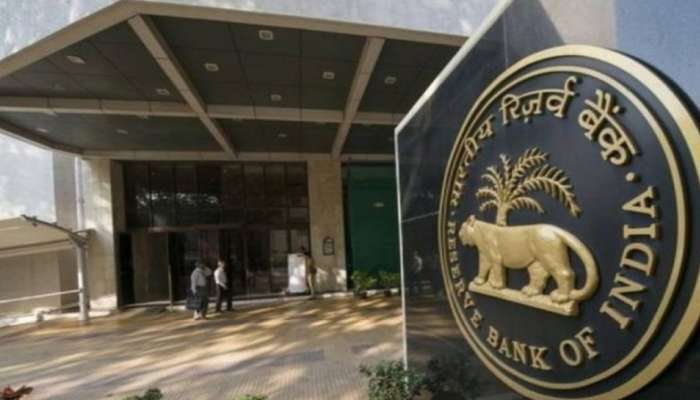 RBI च्या &#039;या&#039; निर्णयामुळे 8 बँकांना झटका; तुमचं Account तर नाही ना?