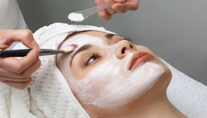 Skin Care Tips : तुम्ही चेहऱ्याला ब्लीच लावता का? मग तुम्हाला या गोष्टी माहित असणं गरजेचं