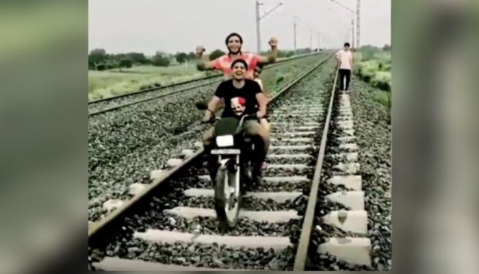 रेल्वे रुळावरुन बाईक घेऊन जाणं पडलं महागात, VIDEO व्हायरल