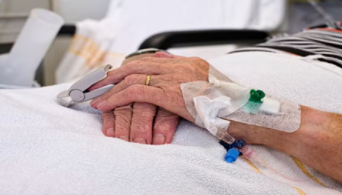 मृत्यूच्या आठवड्याभरापूर्वी लोकांना 'या' गोष्टी दिसू लागतात; ICU मधील नर्सचा खुलासा