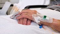 मृत्यूच्या आठवड्याभरापूर्वी लोकांना 'या' गोष्टी दिसू लागतात; ICU मधील नर्सचा खुलासा