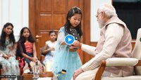 Pm नरेंद्र मोदी यांच्यासाठी यंदा रक्षाबंधन आहे खास, पाहा कोणी बांधल्या मोदींना राखी