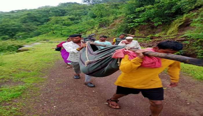 रस्ता नसल्याने आदिवासी गरोदर महिलेचा झोळीतून प्रवास 