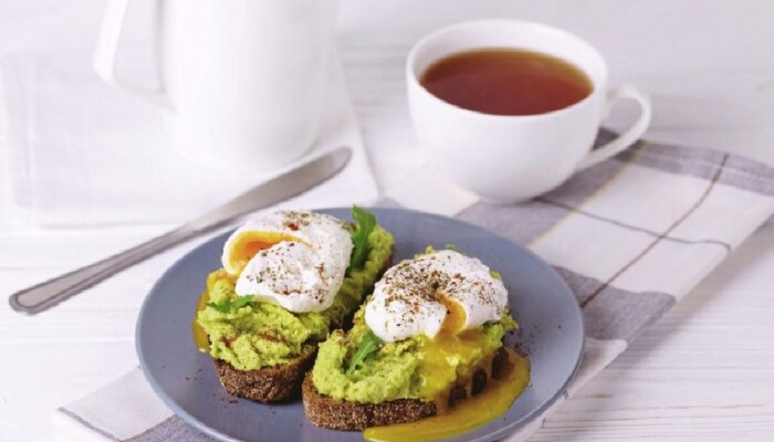 सकाळी चहासोबत अंड खाणं आरोग्यासाठी ठरतं धोकादायक? जाणून घ्या