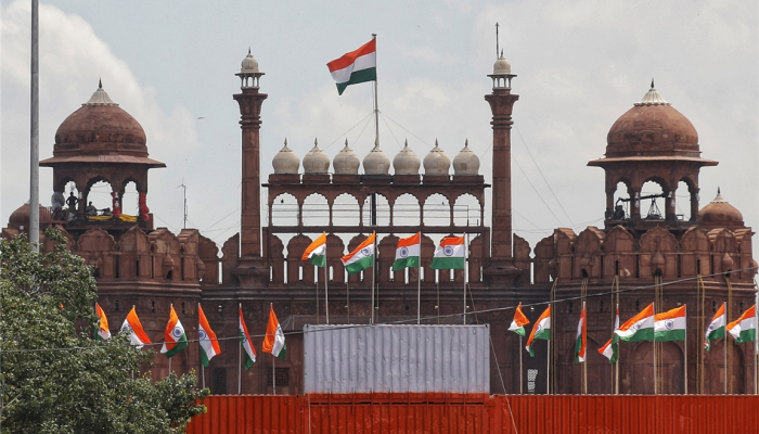 स्वातंत्र्याच्या अमृत महोत्सवाचा उत्साह, लाल किल्ल्यावर तिरंग्यातून झळकणार भारताचं शौर्य