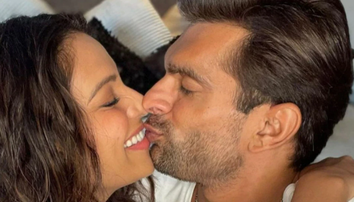 Bipasha Basu ने चाहत्यांना दिली 'गुडन्यूज', बेबी बंपचे फोटो पोस्ट करत म्हणाली.. 