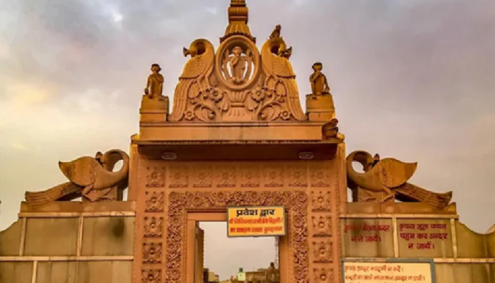 दरवाजे अचानक बंद होतात, मंदिरातील प्रसादही संपतो, अनेक रहस्य दडलीयेत 'या' मंदिरामध्ये!