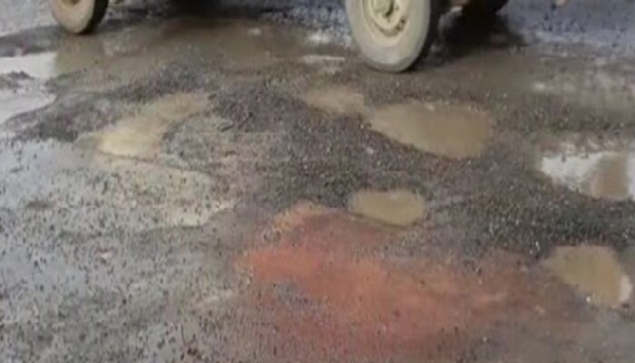 Mumbai Potholes : मुंबईतील रस्त्यांवरील खड्ड्यांमुळे दोघांचा बळी