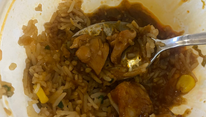शाकाहारी जेवणात Chicken चा तुकडा मिळताच कंपनीकडून सेलब्रिटीला 70 रुपयांची नुकसानभरपाई, संतप्त प्रकार उघड 