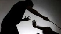 प्रश्नाचं उत्तर न आल्याने शिक्षकाचा पारा चढला, विद्यार्थ्याचा दात तोडला