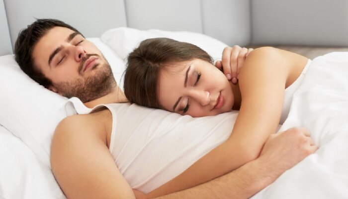 Vastu Tips : रात्री बेडरूममध्ये झोपताना नवरा-बायकोने &#039;या&#039; चुका अजिबात करू नये!