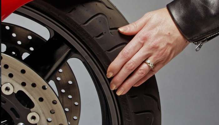 बाइकच्या टायरमध्ये किती हवा असणं आवश्यक आहे? जाणून घ्या अन्यथा बसेल फटका