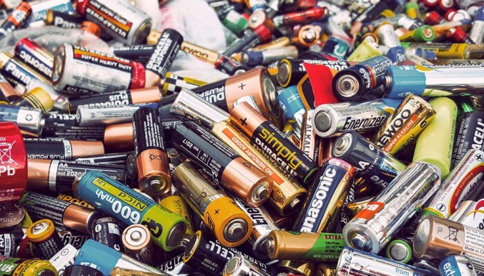 Battery Waste Management : वापलेली बॅटरी फेकून देताय... थांबा... वाचा, सरकारने काय आदेश दिलाय