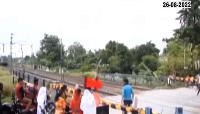 viral polkhol viral video of stealing mobile phone from railway crossing in just 30 seconds