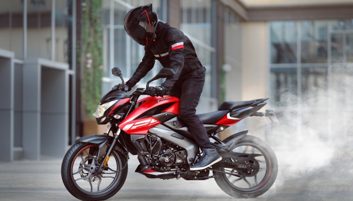स्पोर्ट्स मोटरसायकलिंगच्या जगात बजाज पल्सरची दमदार Entry; आताच खरेदी करण्याचा निर्णय घ्याल 
