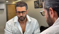 Hrithik Roshan ने अनेकांची मनं जिंकली, सार्वजनिक ठिकाणी धरले चाहत्याचे पाय