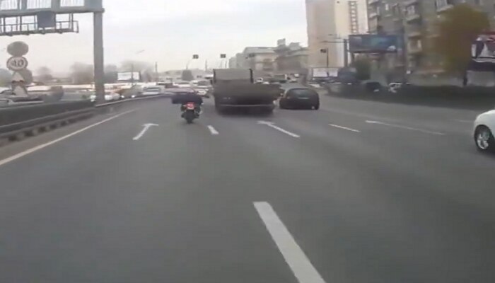 धक्कादायक! सुसाट निघाली बाईक आणि अचानक समोर आला ट्रक; पुढे काय झालं पाहा हा Video