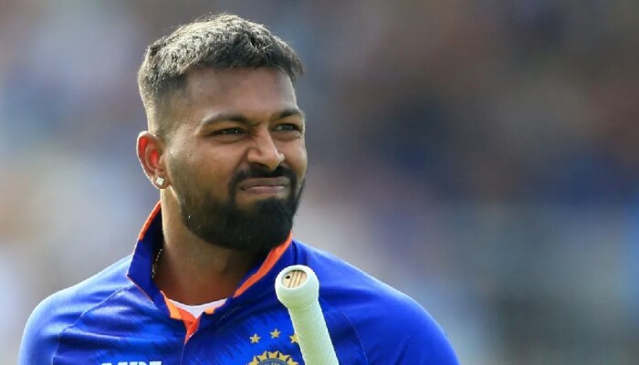 भर मॅचदरम्यान अफगाणिस्तानच्या फॅन कडून HARDIK PANDYA ला KISS... आजुबाजूचे पाहतच राहिले