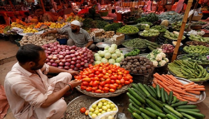 Pakistan मध्ये सर्वसामान्यांचे हाल, कांदे-टोमॅटोचे दर ऐकून तुम्हाला ही धक्का बसेल