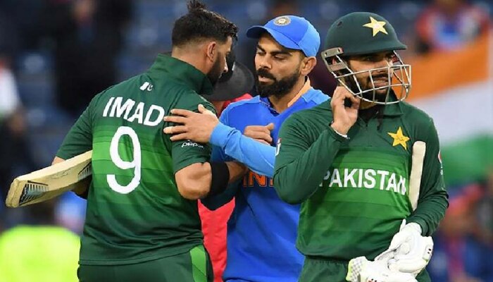 IND vs PAK : किंग कोहलीने जिंकली चाहत्यांची मनं, पाकिस्तानी खेळाडूला दिली &#039;ही&#039; अमूल्य भेट... Video