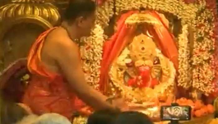 Ganesh Chaturthi : गणेश चतुर्थीचा पवित्र सण, दिवसाची सुरुवात श्री सिद्धिविनायक मंदिरात भव्य आरतीने; पाहा VIDEO