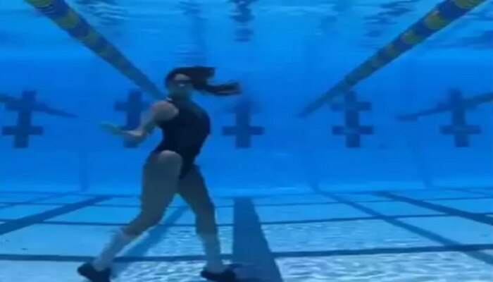  स्विमिंग पूल मध्ये मुलीचा moonwalk ..video होतोय तुफान व्हायरल
