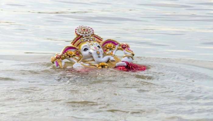 Ganesh Visarjan 2022 : अनंत चतुर्दशीच्या दिवशीच गणपतीचे विसर्जन का केले जाते? विसर्जनाच्या वेळी &#039;या&#039; गोष्टी लक्षात ठेवा 