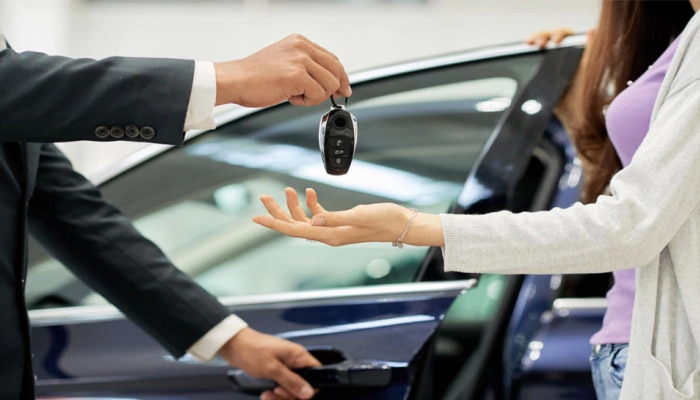 Car Buying Tips: पगार कमी आहे? कोणती कार घ्यावी, नवीकोरी की Second Hand, जाणून घ्या संपूर्ण गणित 