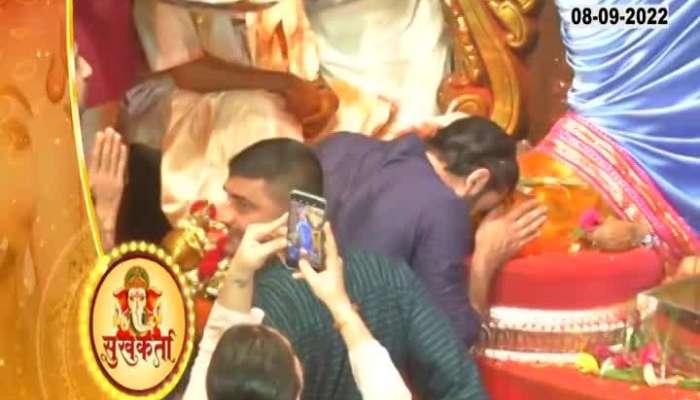 Actor Ranbir Kapoor bowed at the feet of the Lalbugcha raja 