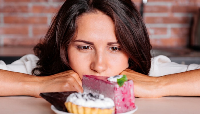Weight loss : सतत काहीतरी गोड खावंस वाटतंय? कशी कमी कराल ही सवय?