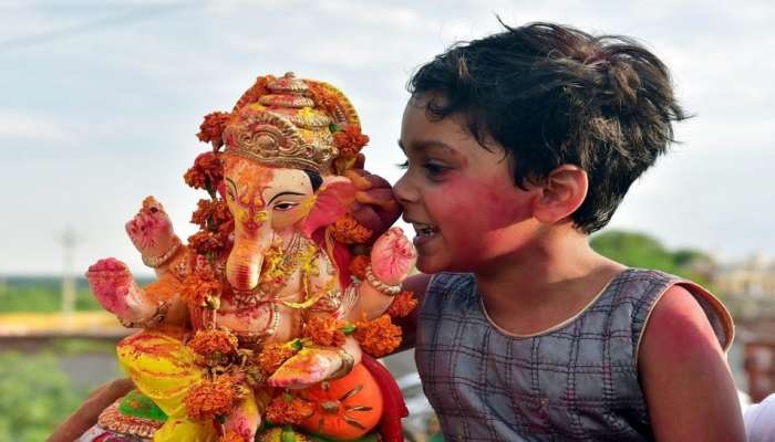 बाप्पाचे विसर्जन करताना हा मंत्र जपा; आजच जप केल्यास होईल गणरायाची कृपादृष्टी 