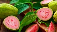 तुम्हीही पेरू खात असाल तर सावधान; असा त्रास होत असेल तर चुकूनही खाऊ नका पेरू
