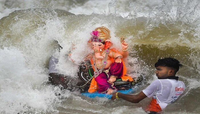 Ganesh Immersion 2022 : लाखोंच्या संख्येने बाप्पांचं विसर्जन, मात्र भक्तांची कृत्रिम तलावाकडे पाठ