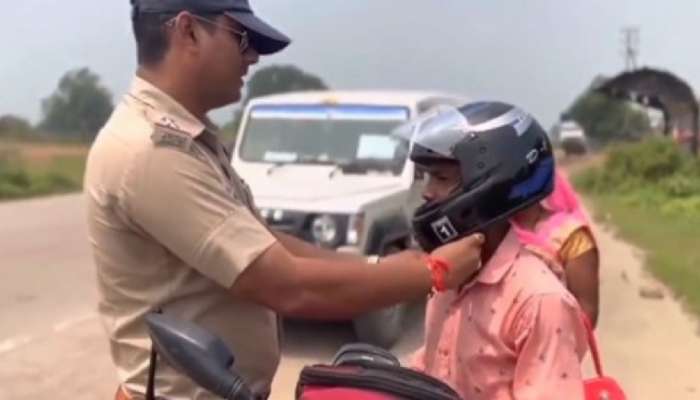 मंत्रोच्चारणासह पोलिसांनी दुचाकीस्वाराला घातलं हेल्मेट, सोशल मीडियावर Video Viral 