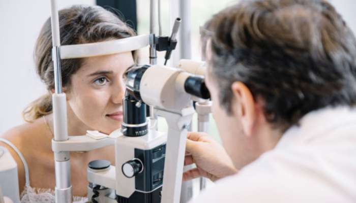 Weak Eyesight: तुमची नजर कमी झालेय का?,  शरीरात या 4 Vitaminsची कमतरता  