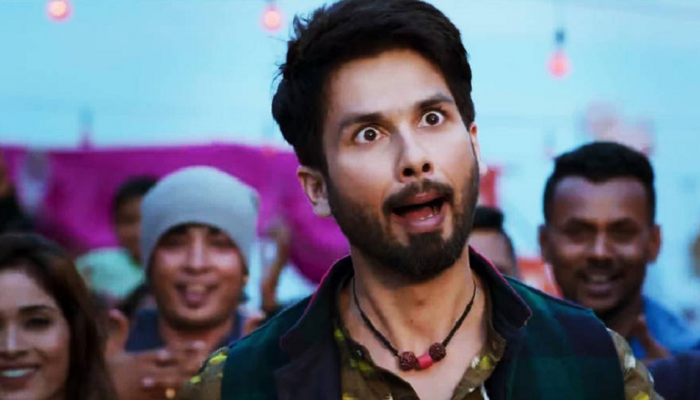 Shahid Kapoor झाला पर्सनल बॉय? 'मॅडम- मॅडम' म्हणत कोणाची करतोय सेवा, Video व्हायरल