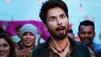 Shahid Kapoor झाला पर्सनल बॉय? 'मॅडम- मॅडम' म्हणत कोणाची करतोय सेवा, Video व्हायरल