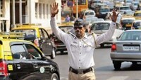 Traffic Rules: Traffic पोलिसांनी अडवल्यानंतर तुम्हीही या चुका करता का? थांबा आधी हे 