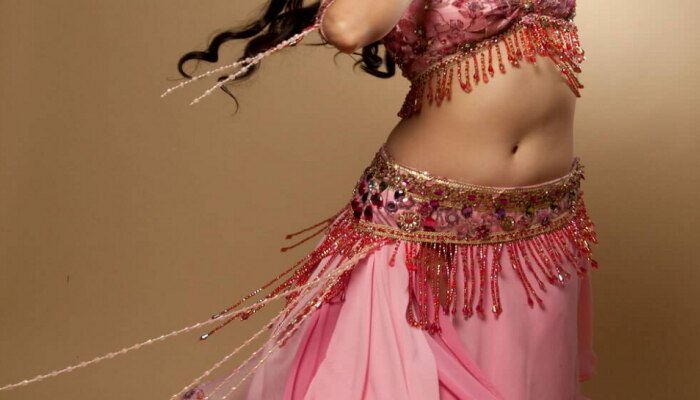 महिला प्रोफेसरला Belly Dance करणं पडलं महागात, नोकरीला लागला Break