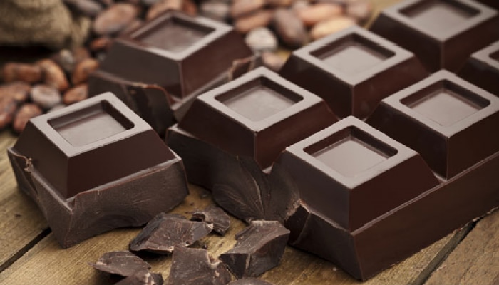 Cholesterol कमी करण्यासाठी डार्क चॉकलेट फायदेशीर? काय आहे सत्य?
