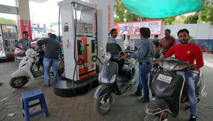Petrol Price Today : कच्च्या तेलाच्या किमतीत वाढ! 1 लिटर पेट्रोलसाठी किती रुपये मोजाल? जाणून घ्या 