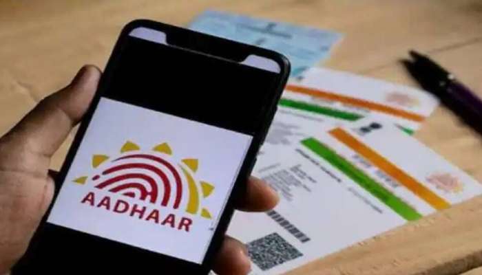 Aadhar Card वरील फोटो आवडत नाही! बदलण्यासाठी असं कराल Apply