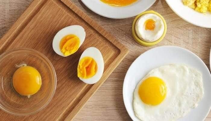 अंड खाण्याची योग्य पद्धत माहितीये? काय म्हणता तुम्ही आतापर्यंत चुकीच्या पद्धतीनं Eggs खात होतात? 