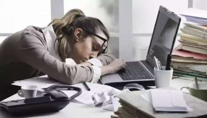 Office Tips : ऑफिसमध्ये काम करताना झोप येते, मग &#039;या&#039; टिप्सची घ्या मदत 