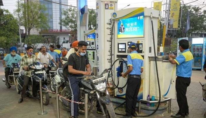 Petrol - Diesel च्या दरात कमालीची घसरण; जाणून घ्या आजची किंमत 