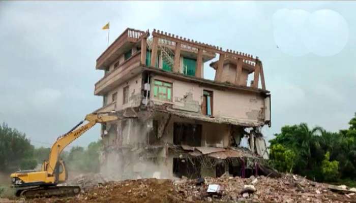 Bulldozer Action:  कुख्यात गुंडाच्या 3 मजली इमारतीवर बुलडोझर 